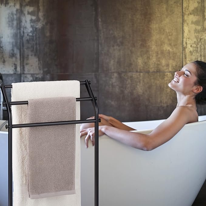 Toallero de pie de metal 3 brazos Relaxdays antideslizante - Imagen del producto 86x51x19 cm