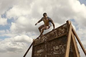 Garmin Instinct Tactical Solar - Reloj inteligente con GPS resistente al agua, funciones deportivas y tácticas, carga solar, pulsioximetría y notificaciones del smartphone.