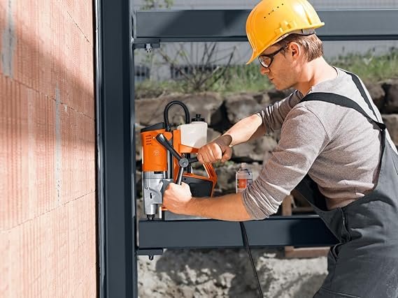 Máquina perforadora FEIN con imán universal KBU 35 MQW, corona perforadora hasta 35 mm. Giro a derecha/izquierda.