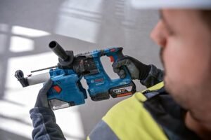Descubre la potencia y versatilidad del martillo perforador a batería Bosch Professional 18V System GBH 18V-22. Incluye 2 baterías de 4,0 Ah para mayor autonomía, cargador GAL 18V-40, 2 cepillos de anillo y el sistema de aspiración GDE 18V-12. Todo almacenado en una práctica L-BOXX. ¡Hazte con el tuyo ahora y disfruta de un trabajo eficiente y profesional en tus proyectos de construcción!