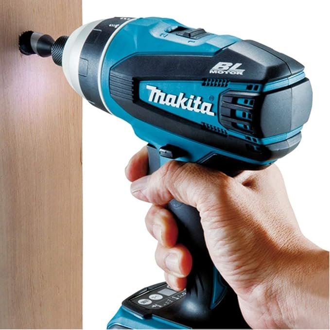 Makita DTP141RTJ taladro eléctrico en color Negro y Azul, 1,8 kg - Taladro eléctrico con 22 Nm de fuerza y 8400 ppm. ¡Descubre las opiniones de este potente taladro Makita!