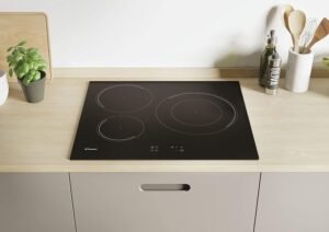 Placa de inducción Candy CI633C/E14U de 60CM con 3 zonas y 9 niveles de potencia, perfecta para cocinar de forma eficiente y rápida. Booster incluido para acelerar el proceso.