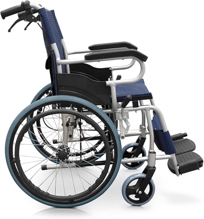 Silla de ruedas ligera plegable de aluminio QUIRUMED - Opiniones - Asiento 44 cm - Reposapiés abatibles - Ruedas macizas - Frenos de mano y en manetas