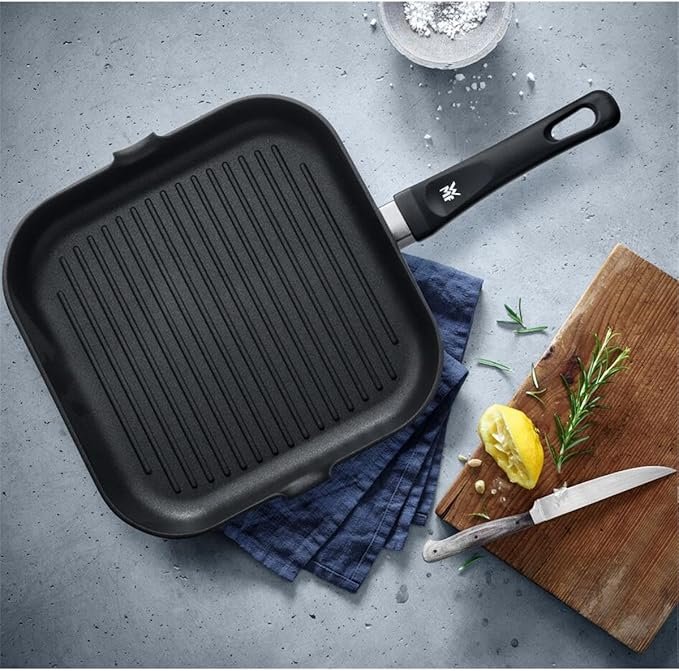 Prueba la Sartén cuadrada WMF Grill de 27x27 cm con rayas de aluminio fundido, ideal para asar tus alimentos gracias a su antiadherente de alta calidad. ¡Hazte con la tuya y disfruta de resultados profesionales en la comodidad de tu hogar! #WMF #Sartén #Grill #Antiadherente #AluminioFundido #Cocina
