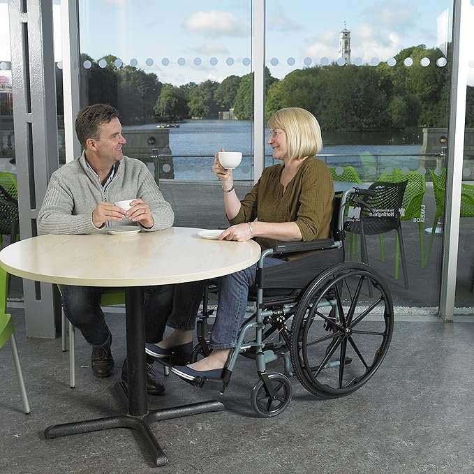 Silla de ruedas Days Escape Lite autopropulsada estrecha en color morado.