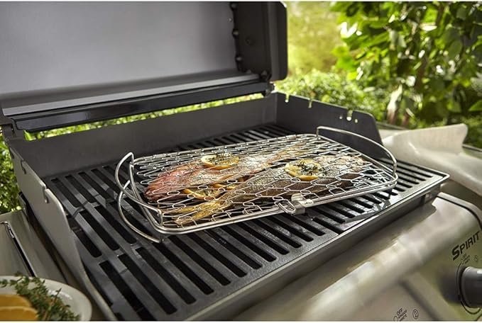Weber Cesta para Pescado & Verduras - Ideal para Pescado y Verduras Delicadas - Tamaño Grande de 46 x 28 cm - Fabricada en Acero Inoxidable de Alta Calidad - Diseñada para una Cocción Perfecta y sin Pérdida de Alimentos - Fácil de Limpiar y Reutilizable ¡Haz que tus pescados y verduras queden perfectamente cocidos con la cesta Weber! Aprovecha al máximo tu parrilla con este accesorio imprescindible. ¡Ordénala ahora!