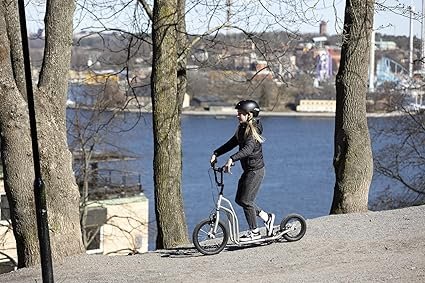 Patinete STIGA Air con Frenos de Mano Delantero y Trasero, Ajustable en Altura - Opiniones y Especificaciones.