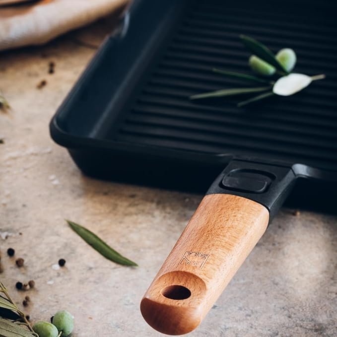 Cocina a la perfección con la sartén BRA Market - Grill Rayas de 28 cm. Fabricada en aluminio fundido con mango desmontable de madera natural y recubrimiento antiadherente tricapa sin PFOA. ¡Hazte con la tuya hoy!