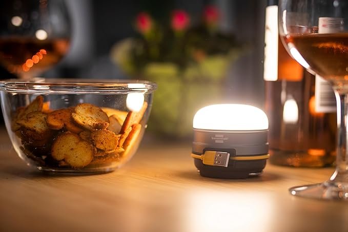 Linterna Brennenstuhl OLI 0300 A: con función Power Bank y recargable. Perfecta para iluminación exterior durante hasta 70 horas. Con 350lm de potencia. ¡Compra ya la tuya!