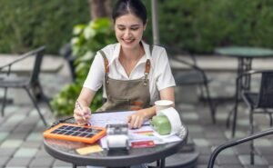 Una mujer con asesoría para su restaurante (hostelería).