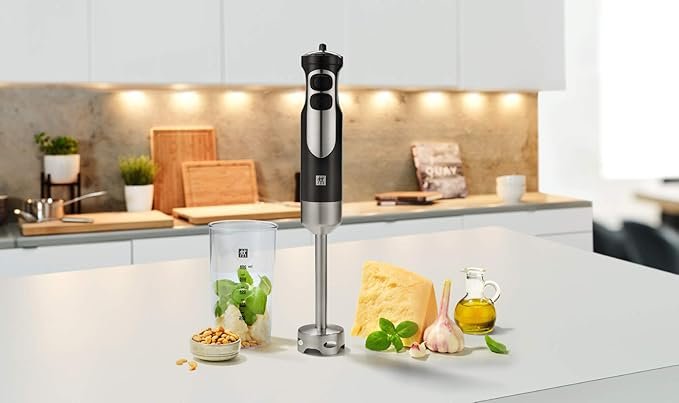 Opiniones ZWILLING Batidora de mano, Incluye vaso de 600 ml, 550 W, acero inoxidable - Imagen del producto para ilustrar su potente rendimiento y diseño en acero inoxidable. ¡Descubre la calidad ZWILLING en tu cocina!