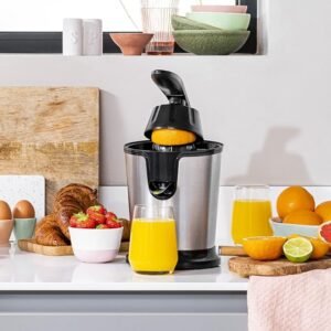 Exprimidor de cítricos Tristar CP-3002 con motor silencioso y palanca de presión para fácil uso, incluye 2 conos de diferentes tamaños. ¡No te quedes sin el tuyo!