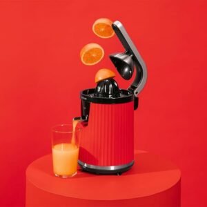 Opiniones Cecotec Exprimidor Eléctrico de Brazo para Naranjas y Cítricos Xqueeze RetroJuice 600 Red - Imagen del producto con diseño retro en color rojo, perfecto para exprimir naranjas y cítricos fácilmente. ¡Consigue tu jugo fresco cada día con este moderno exprimidor eléctrico de Cecotec!