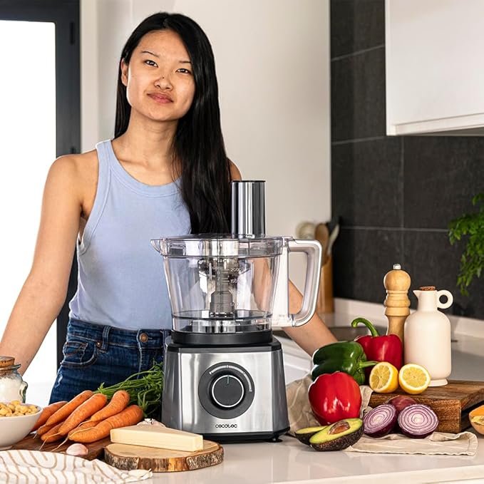 Opiniones Cecotec Procesador de alimentos Paprika 1300, 2000W de Potencia, Acero Inoxidable, Bowl 3,5 L, 2 Velocidades - Imagen del producto con vista frontal, diseño elegante en acero inoxidable, potente motor de 2000W, capacidad de 3,5L, ideal para picar, rallar y mezclar ingredientes con facilidad.